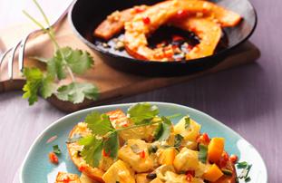 Gegrillte Kürbisspalten mit Curry-Hähnchensalat