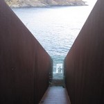 Sicht aus dem Inneren des begehbaren Walter-Benjamin-Memorials „Passagen“ des Künstlers Dani Karavan am Friedhof von Portbou