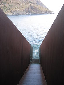 Sicht aus dem Inneren des begehbaren Walter-Benjamin-Memorials „Passagen“ des Künstlers Dani Karavan am Friedhof von Portbou