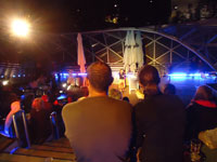 Das Publikum lauscht der Poetry Slam Gewinnerin