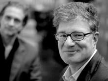 Roger Willemsen (mit Ralf Tooten im Hintergrund. Foto: Birgit-Cathrin Duval)