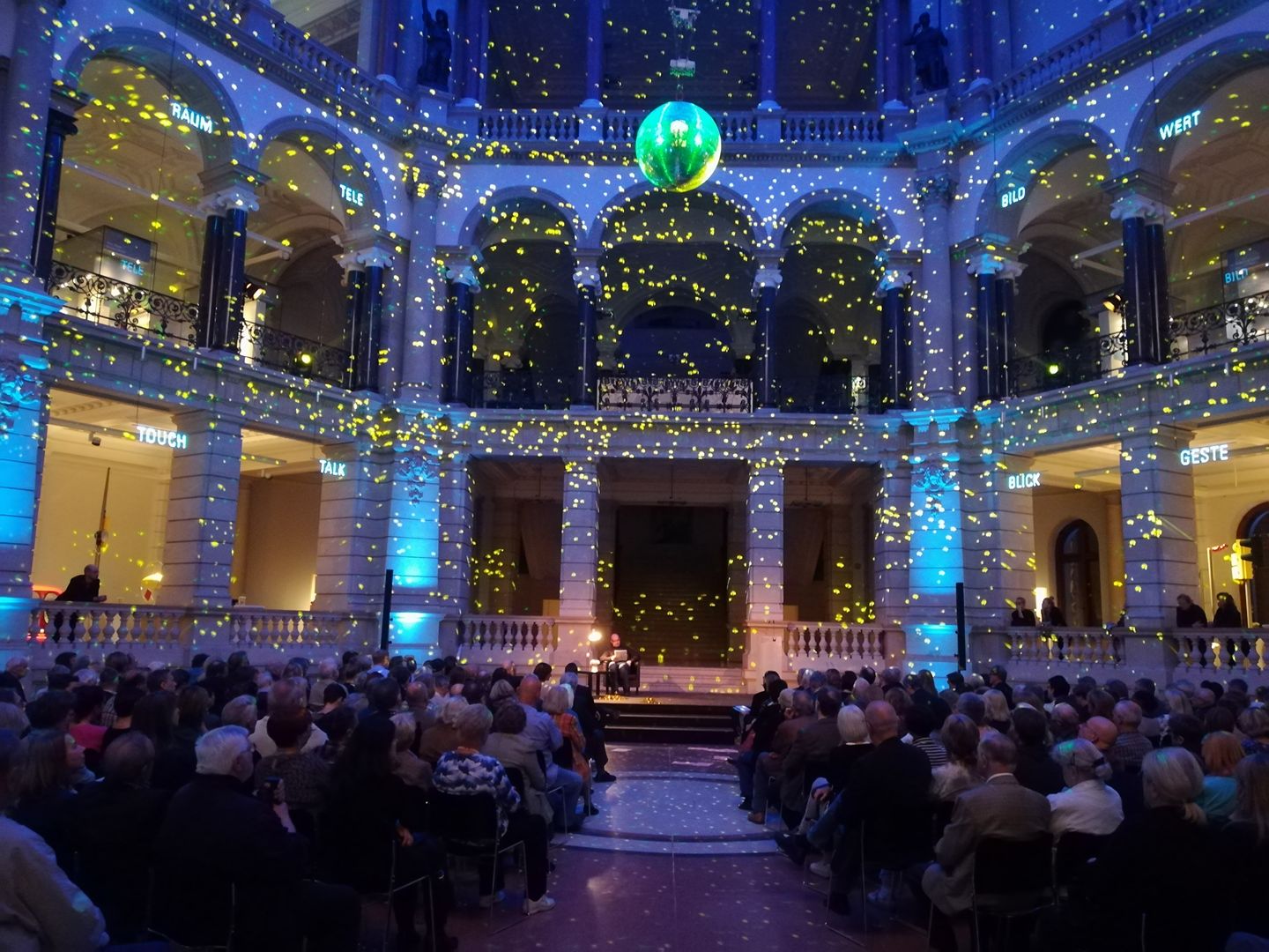 Der Lichthof während der Lesung