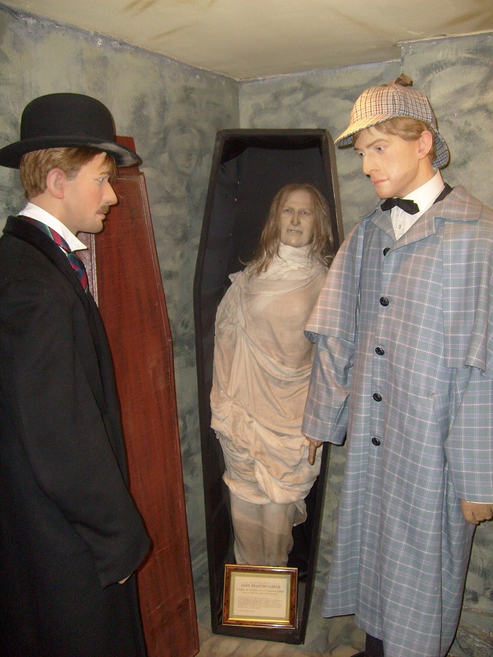 Holmes & Watson machen einen grausigen Fund