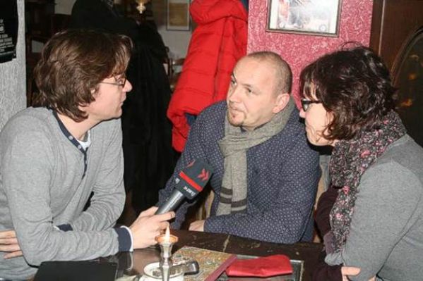 Rosa  und Thorsten im Recherchegespräch mit SWR-Redakteur Andreas Hain im Krimi-Café Sherlock in Hillesheim
