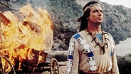 Winnetou (Pierre Brice) appelliert an die Navajo-Indianer, ihre Angriffe auf die weißen Siedler einzustellen. © ARD Degeto 