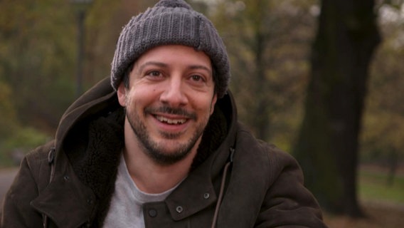 Fahri Yardim im Park.  