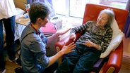 Dr. Seebass bei der Untersuchung einer Patientin. © NDR, honorarfrei 