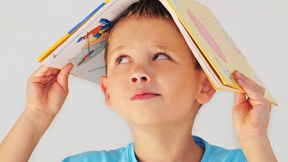 Kind mit Buch © Fotolia.com Foto: kids.4pictures