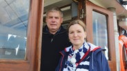 Heike und Wilhelm Jacobs auf dem Kutter. © NDR/Achim Tacke, honorarfrei 