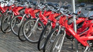 Rote Räder des Hamburger Verleihsystems StadtRAD.  