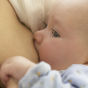 Baby beim Stillen