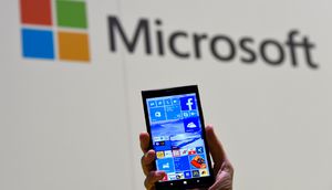 Handy vor Microsoft-Logo