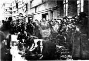 Juden, die gezwungen wurden, die Straße von politischen Parolen zu säubern