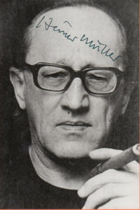 Foto von Heiner Müller von ihm selbst signiert.