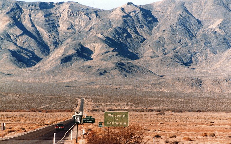 1024px-State_Line_2-welcome-to-california