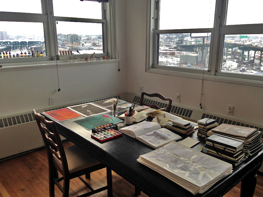 Der Schreibtisch der Autorin mit Blick über Brooklyn in New York. (© Lauren Redniss)