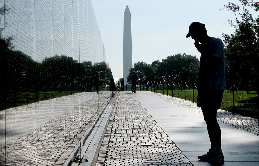 Vietnam Veterans with Washington Monument_Hu Totya_