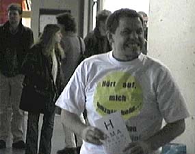 Der Autor zeigt Zähne.