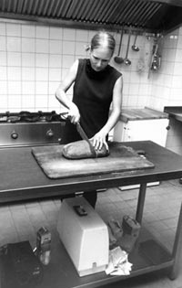 Mit einer Nähmaschine nähe ich Knäckebrotscheiben
in zuvor ausgerissene Bibelseiten ein