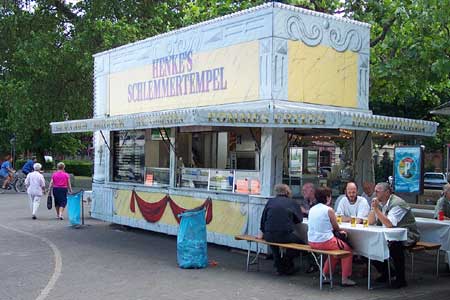 Unter einer Decke mit der verbrecherischen Klofrau: Die Abzocker vom Schlemmertempel.