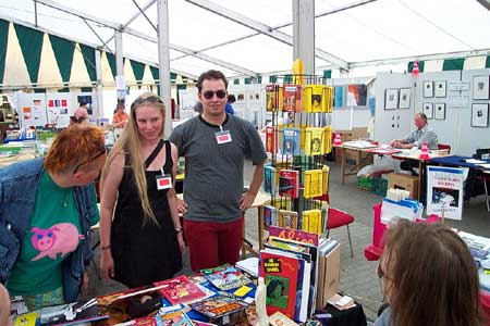 SUBH und DAS FRÖHLICHE WOHNZIMMER besuchen den SUKULTUR-Stand.