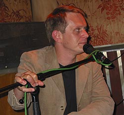 Dressman Frank begrüßt die Anwesenden …