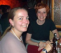 Gaby und Nicole. Klasse an der Kasse!