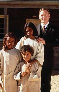 Rabbit-Proof Fence (Long Walk Home) (R: Phillip Noyce)