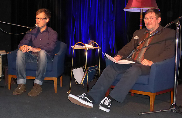 Nils Aulike (links) und ögyr lasen aus Klavkis Werken (Foto: Helmut Schulzeck)