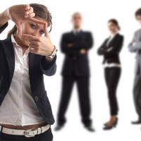 Junge attraktive Businessfrau im Fokus