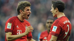 Robert Lewandowski (r.) bejubelt sein Tor zum 3:1 mit Thomas Müller