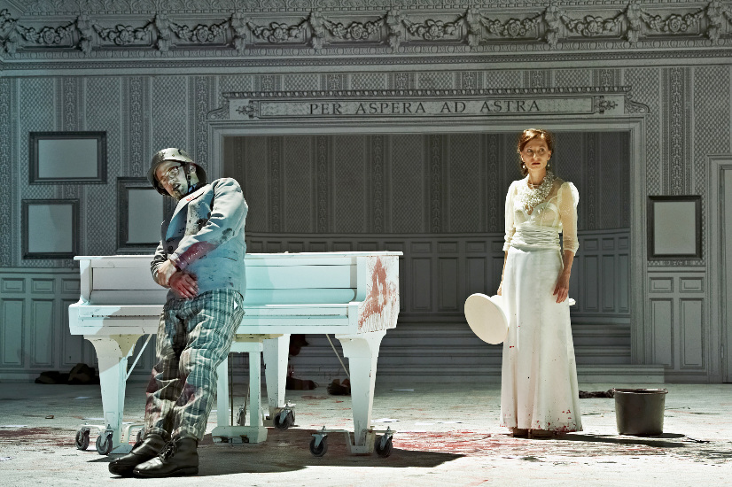 Szene aus  »Im Westen nichts Neues« (mit Jakob Benkhofer und Katja Gaudard) - Foto: Katrin Ribbe
