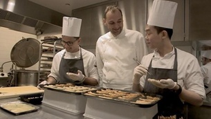 Lo chef Daniel Humm attorniato da due collaboratori al lavoro