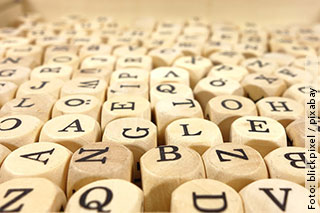 Viele Holzwürfel mit Buchstaben