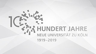 Treppenhaus mit Büchern und Zetteln