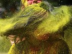 Farbe - als Pulver oder farbiges Wasser, in den Haaren, im Gesicht, am Körper und der Kleidung - eigentlich überall. Das ist das Holi-Fest in Indien.