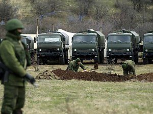 Bewaffnete Männer, es soll sich dabei um Russen handeln, graben Gräben nahe der ukrainischen Militärbasis in Perevalnoye außerhalb von Simferopol.