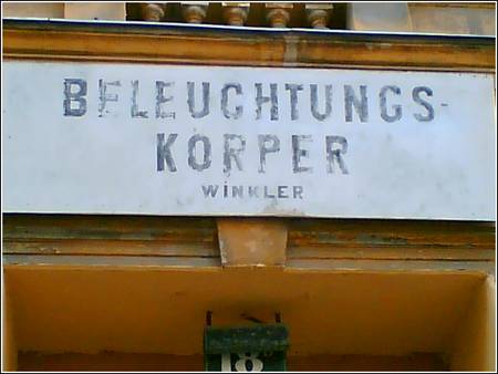 LADENPORTAL_Beleuchtungskörper_Wien_copyright_Christiane_Zintzen