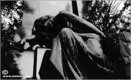 Grabfigur_Zentralfriedhof_Wien_copyright_Christiane_Zintzen