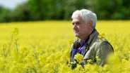 Der Rapsmaler: Klaus Fußmann taucht tief in seine Bilderwelten ein. © NDR/dmfilm/Wilfried Hauke, honorarfrei 