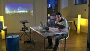 Jo Hiller bei der Recherche. © NDR 