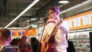 Vincent Gross gibt ein Konzert.  