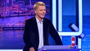 Jörg Pilawa steht am Moderationspult der NDR Quizshow © NDR/Uwe Ernst Fotograf: Uwe Ernst