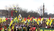 Eine Demonstration von Menschen, die Kurden sind oder mit ihnen sympathisieren. © NDR 