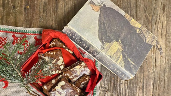 Ein Buch von Theodor Storm und Lebkuchen als Motiv für die Podcastfolge 19 von eat.READ.sleep © NDR Foto: Daniel Kaiser