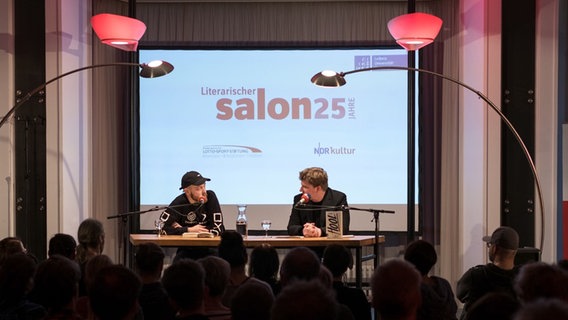 Schriftsteller Philipp Winkler im Gespräch mit NDR Kultur Redakteur Alexander Solloch © Konstantin Tönnies Foto: Konstantin Tönnies