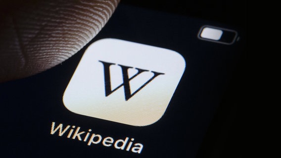 Das Logo der Wikipedia App auf dem Display eines Smartphones © imago images / photothek Foto: Thomas Trutschel