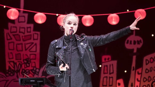 Poetry-Slammerin Julia Engelmann auf der Bühne im Berliner Tempodrom am 10.11.2018