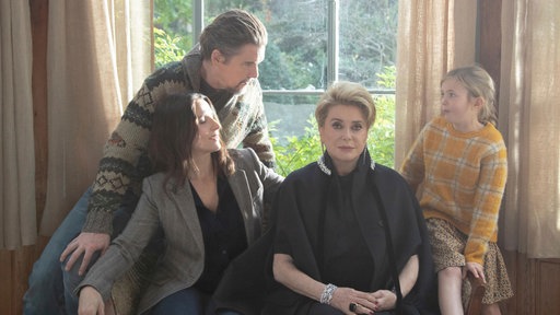 Die liebe Familie: Hank (Ethan Hawke), Fabienne (Catherine Deneuve), Lumir (Juliette Binoche) und Charlotte (Clémentine Grenier, r.) in "La Vérité - Leben und lügen lassen"
