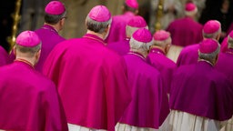 Bischöfe im Innenbereich des St.-Paulus-Doms in Münster
